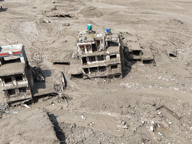 Cientos de muertos y desaparecidos tras devastadoras inundaciones en Nepal y China
